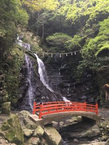 七宝龍寺　行者の滝と朱塗りの橋
