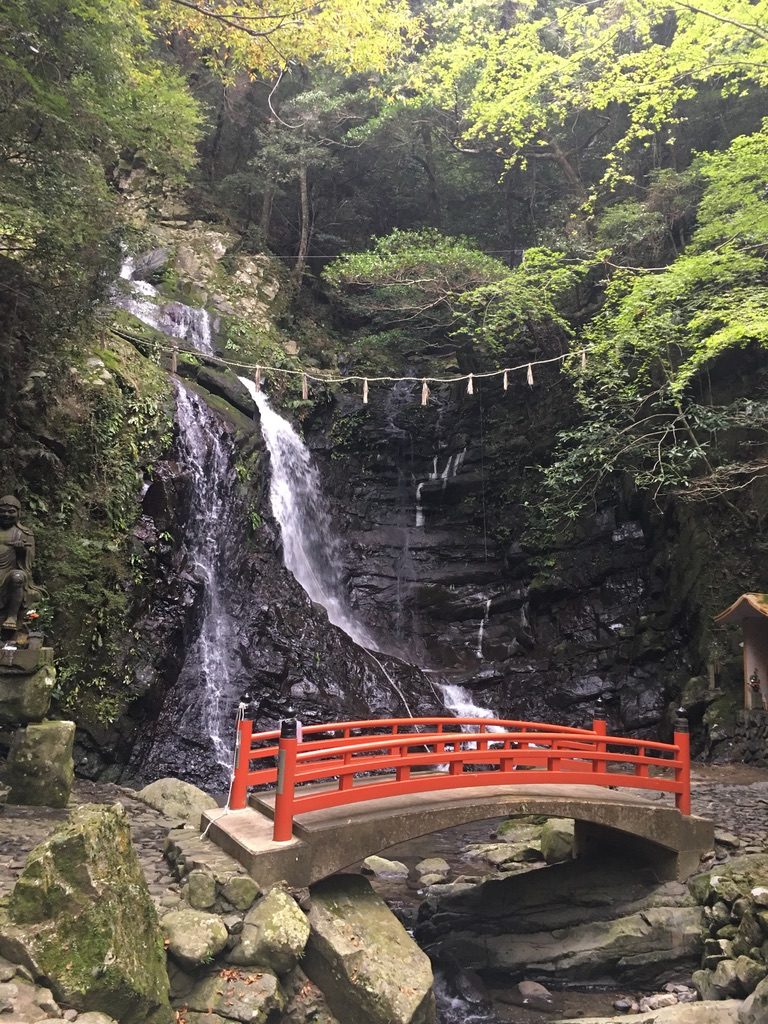 犬鳴山　行者の滝と朱塗りの橋
