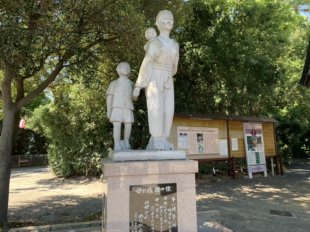 大阪護国神社　母に感謝の像