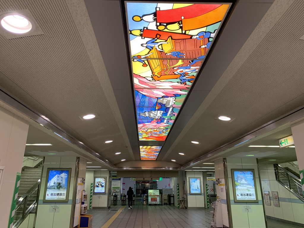 岸和田駅　天井　ステンドグラス