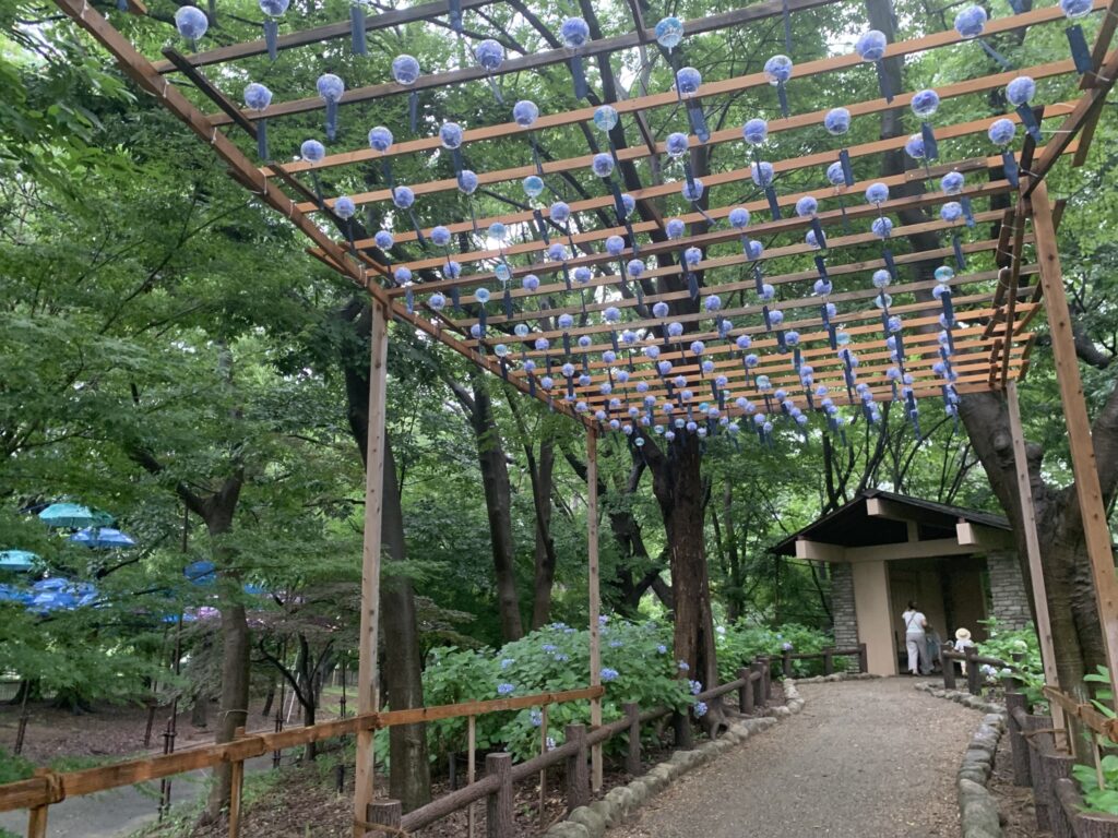 『長居植物園』に設置された「風鈴の小路」（2026年7月5日）