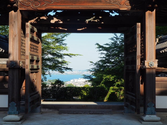 『西教寺』の唐門から見える琵琶湖（春）