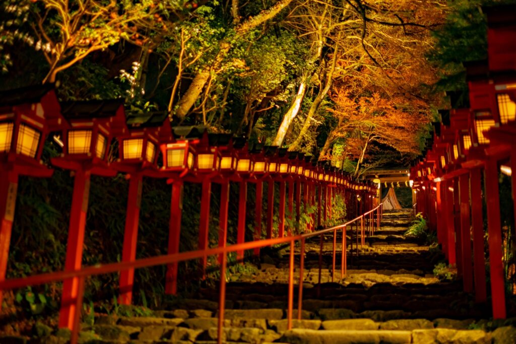 『貴船神社』での「京の奥座敷 貴船もみじ灯篭」（紅葉ライトアップ）