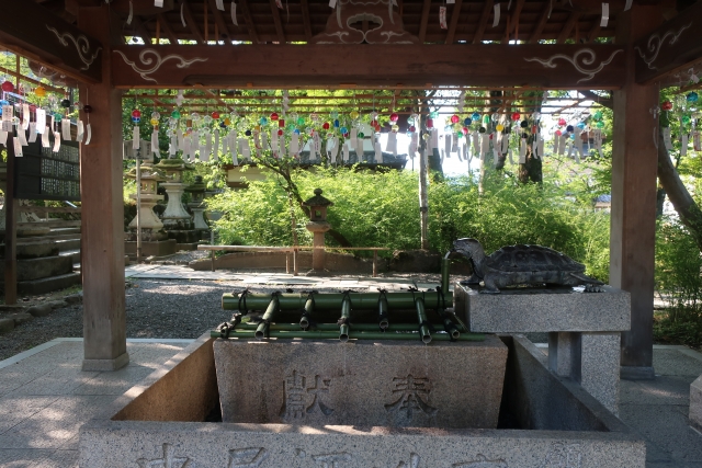 『松尾大社』の手水舎に飾られた風鈴