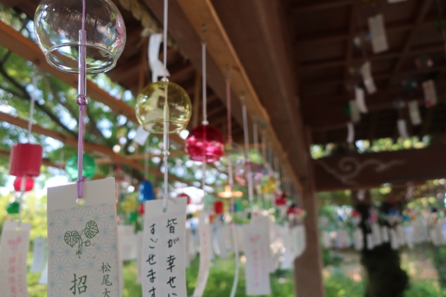 『松尾大社』の手水舎に飾られた風鈴